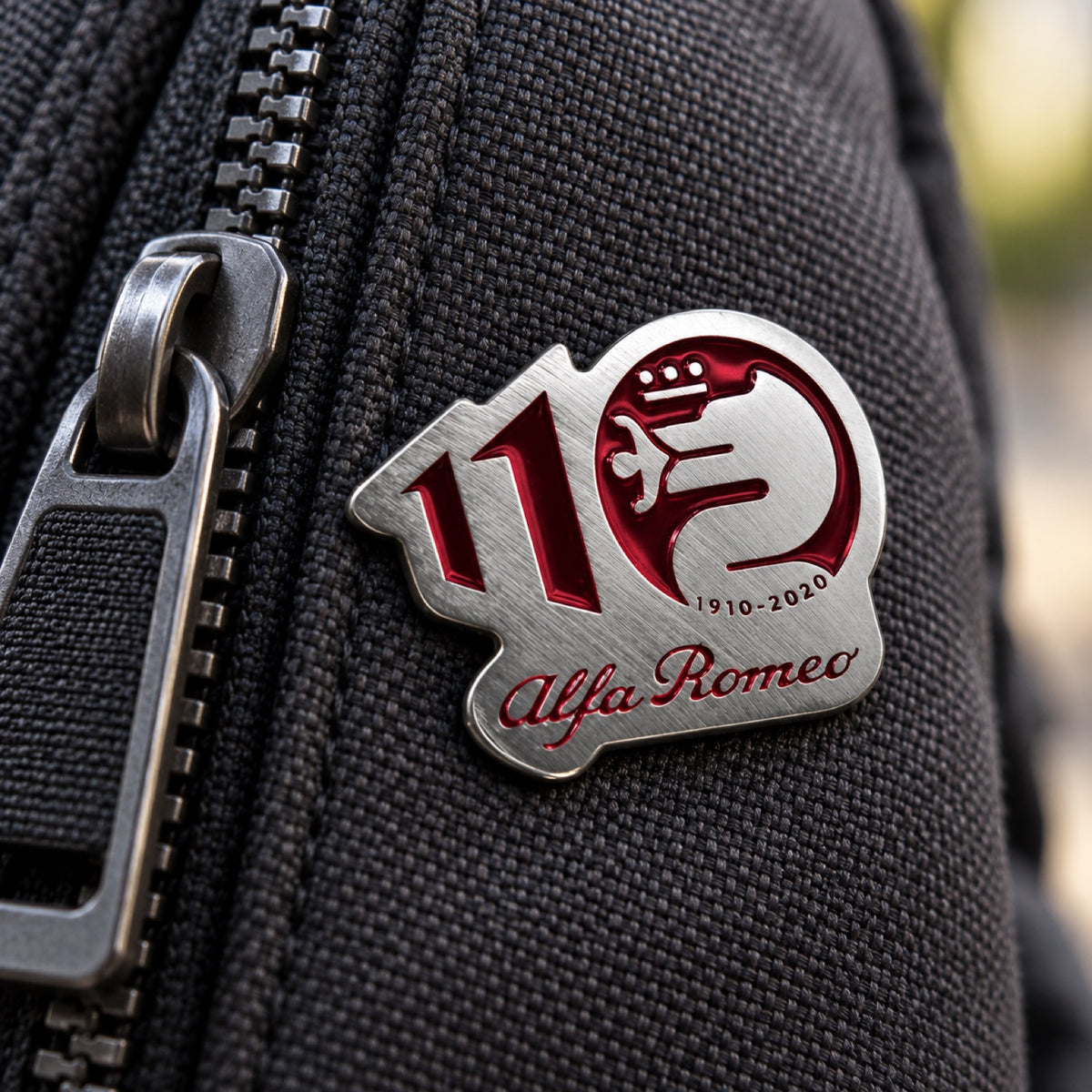 Alfa Romeo 110th Anniversary Metallabzeichen – Rot – Illustrationsfoto (KI)