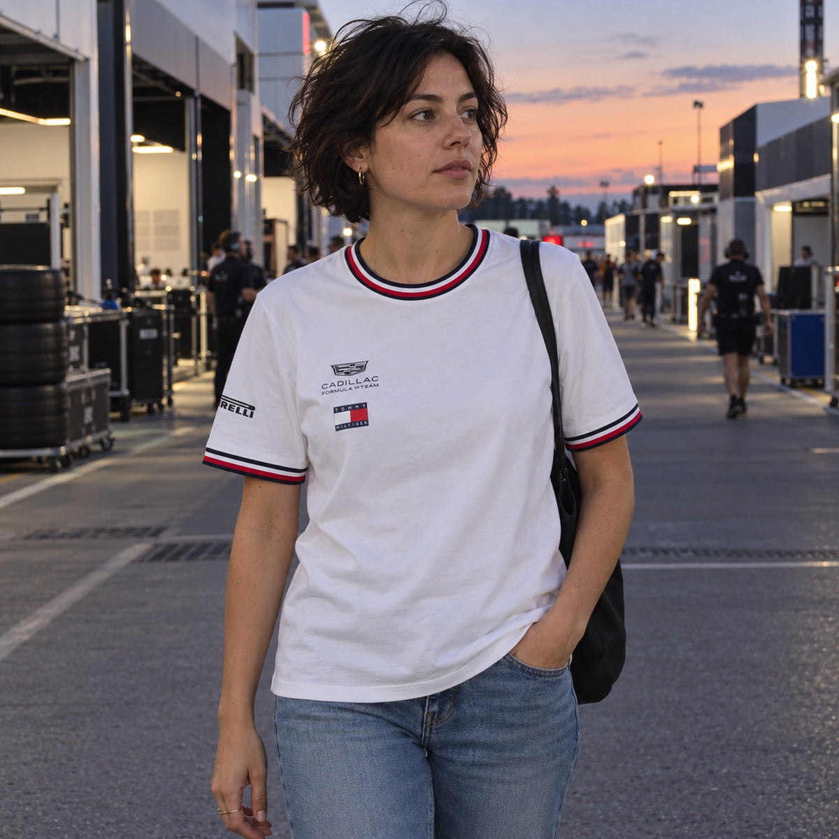 Cadillac F1 x Tommy Hilfiger Women's T-Shirt – Team Edition – ilustrační foto (AI)
