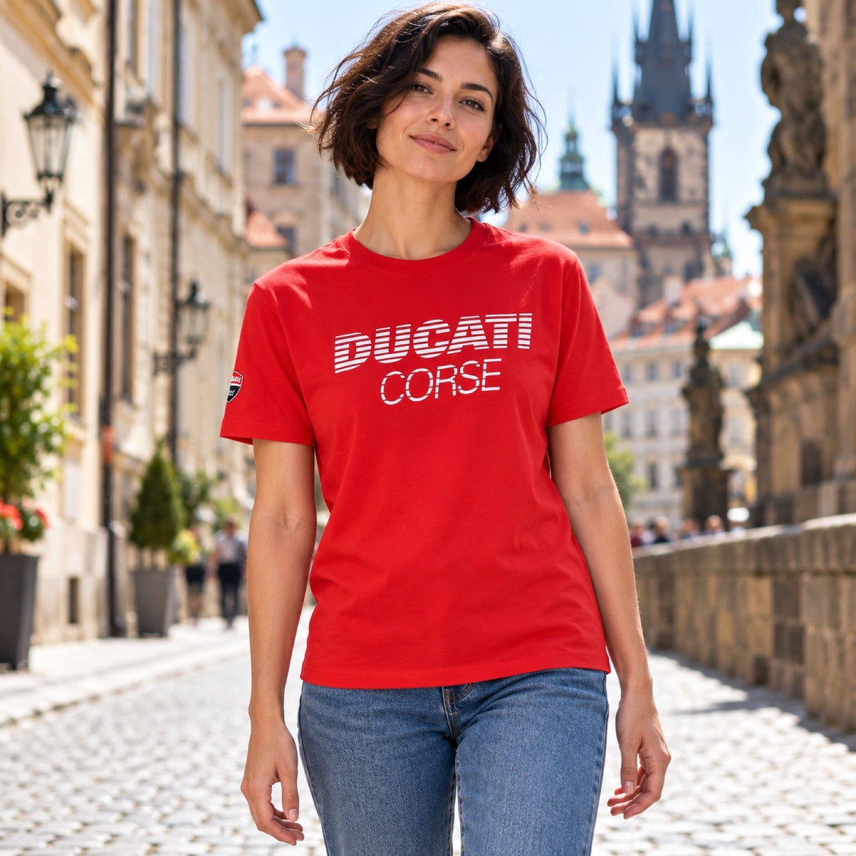 Ducati Corse T-Shirt mit Ducati-Schriftzug – Rot – Illustrationsfoto (KI)