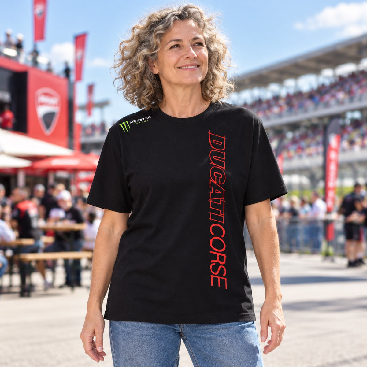 Ducati Corse Fan-T-Shirt mit Monster-Energy-Logo – Illustrationsfoto (KI)