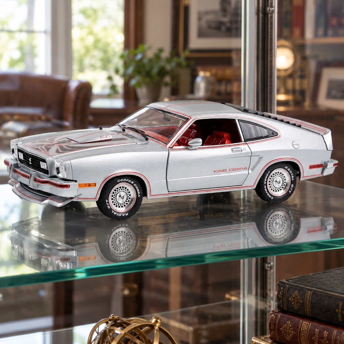 Ford Mustang II King Cobra Modell – Silbermetallic mit roten und schwarzen Streifen – 1:18 Greenlight – Illustrationsfoto (KI)