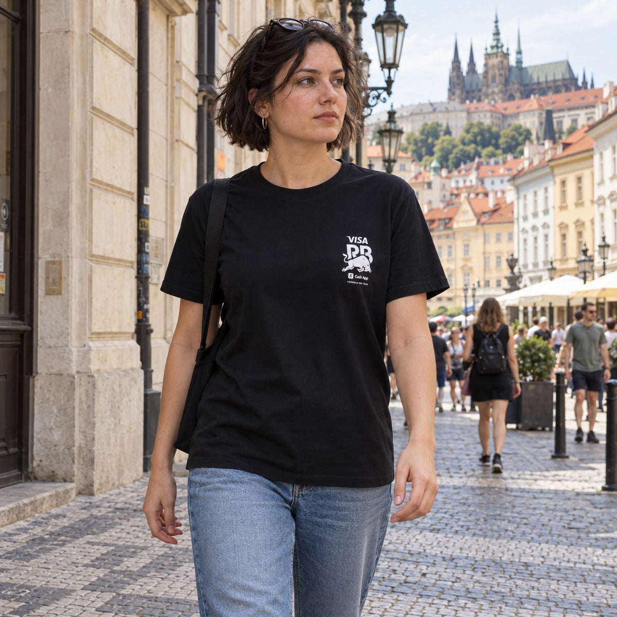 HUGO Visa Cash App RB Casual T-Shirt with BULL Motif – Black – ilustrační foto 2 (AI)