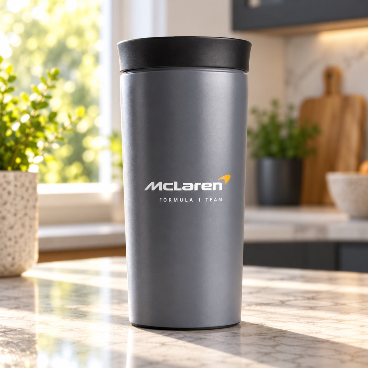 McLaren F1 Thermobecher mit Logo – Illustrationsfoto (KI)