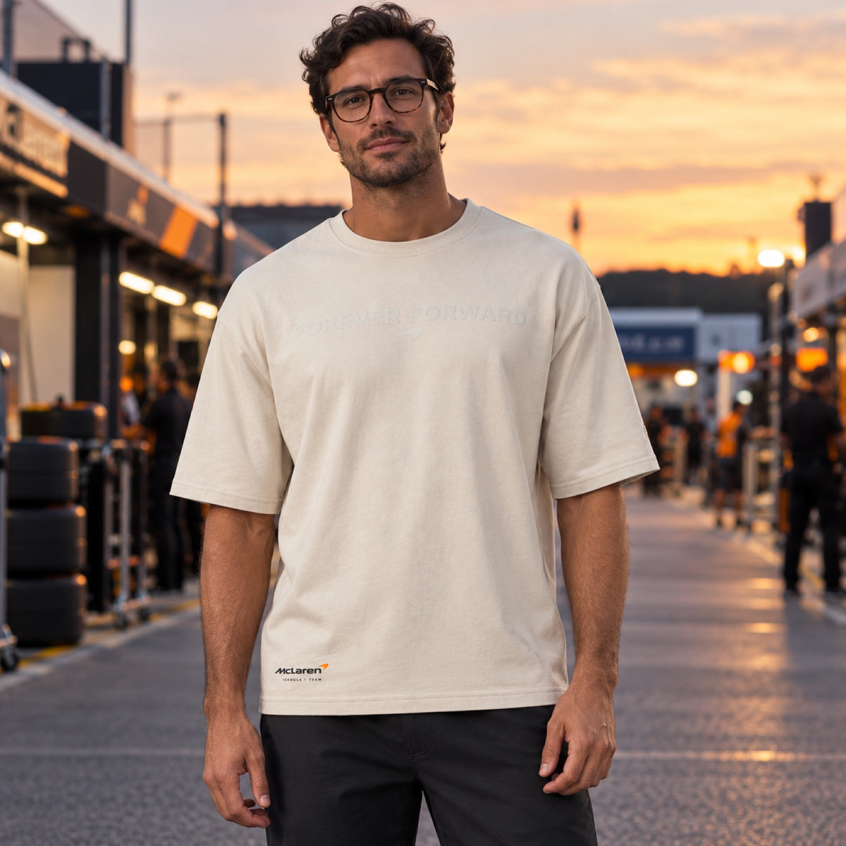McLaren F1 New Era Speedmark Freizeit-T-Shirt – Sand – Illustrationsfoto (KI)