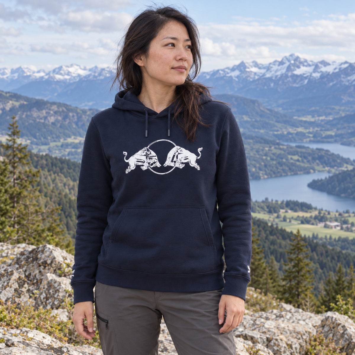 Oracle Red Bull Racing Hoodie with Bull Motif – Navy – ilustrační foto 2 (AI)