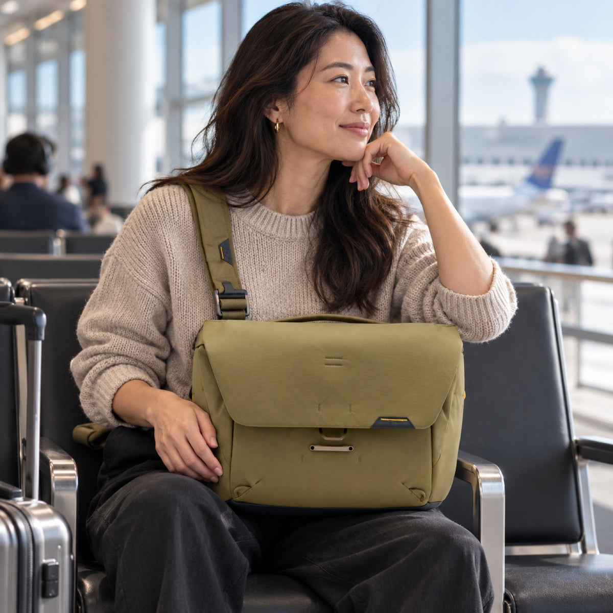 Peak Design Everyday Messenger 13L – Kelp – Illustrationsfoto (KI)