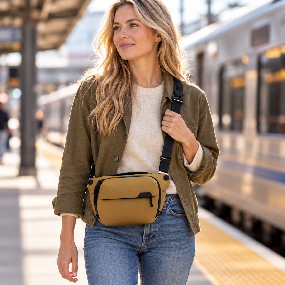 Peak Design Everyday Sling 3L v2 – Coyote – illustrative photo (AI)