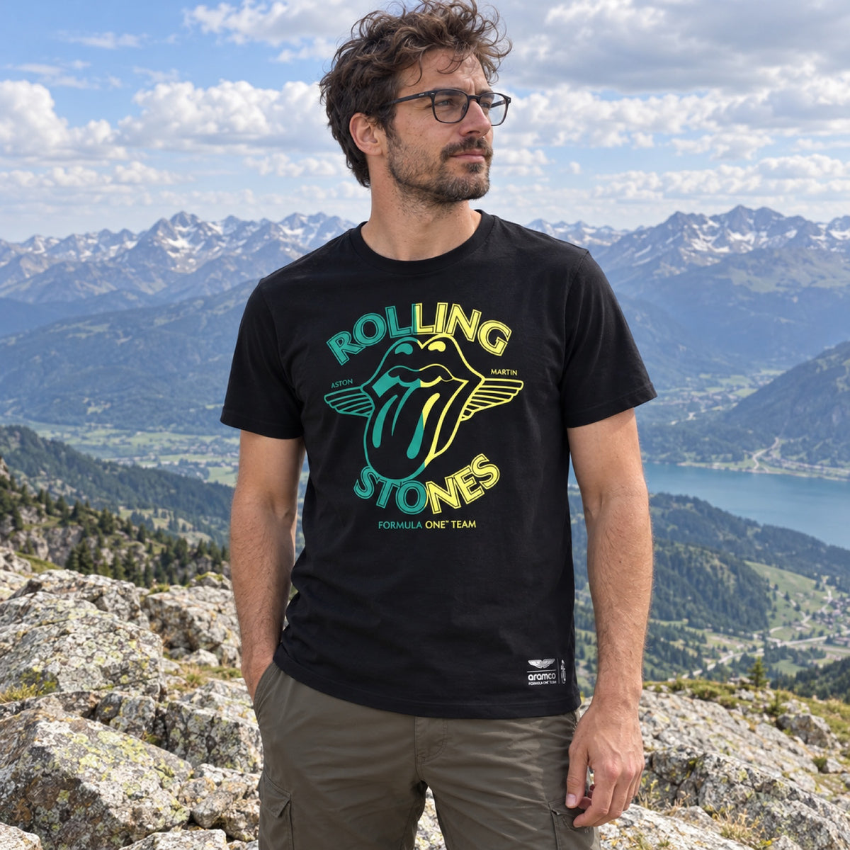 Aston Martin F1 Team Fan T-Shirt – Rolling Stones Edition – ilustrační foto (AI)