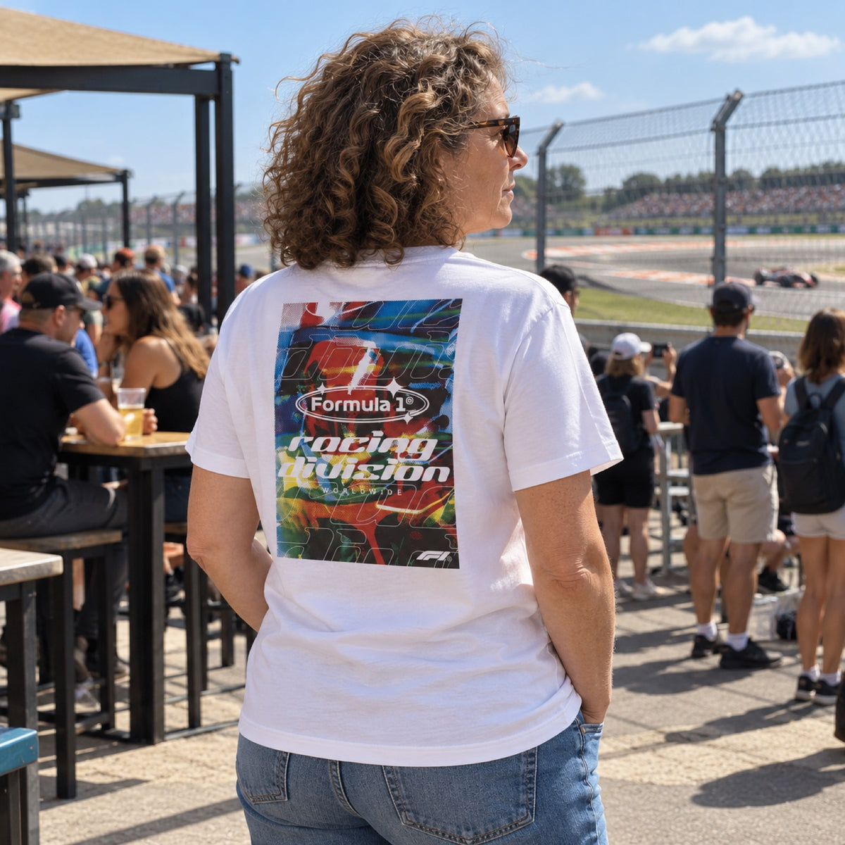 Formula 1 Racing Division Casual T-Shirt – White – ilustrační foto 2 (AI)