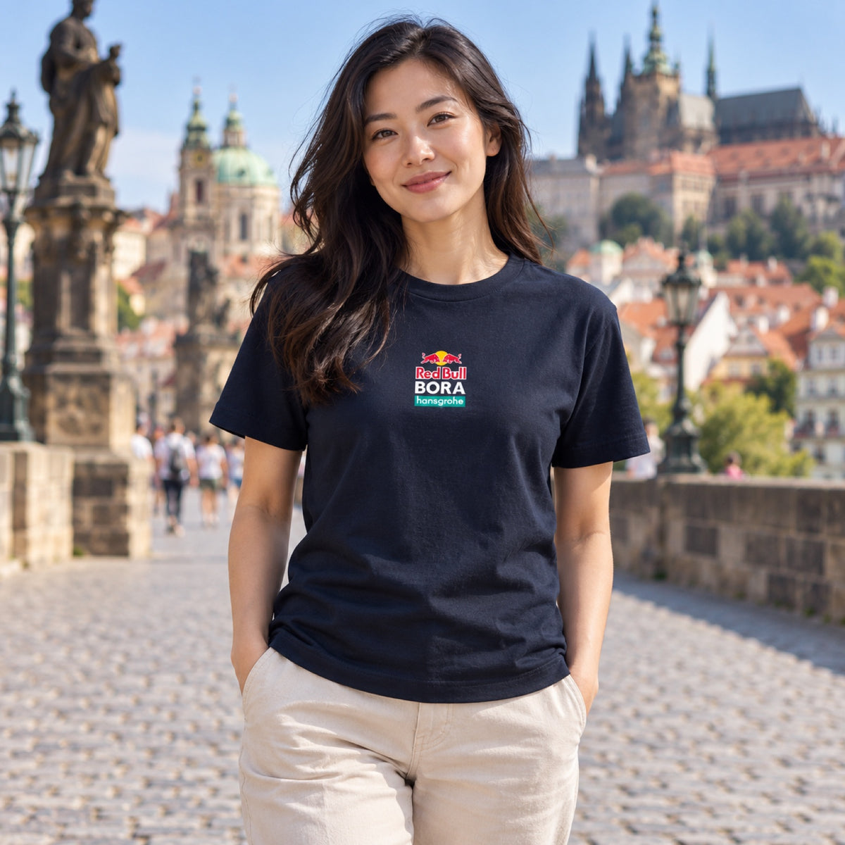 Red Bull Bora Hansgrohe Fan-T-Shirt mit Logo – Dunkelblau – Illustrationsfoto (KI)