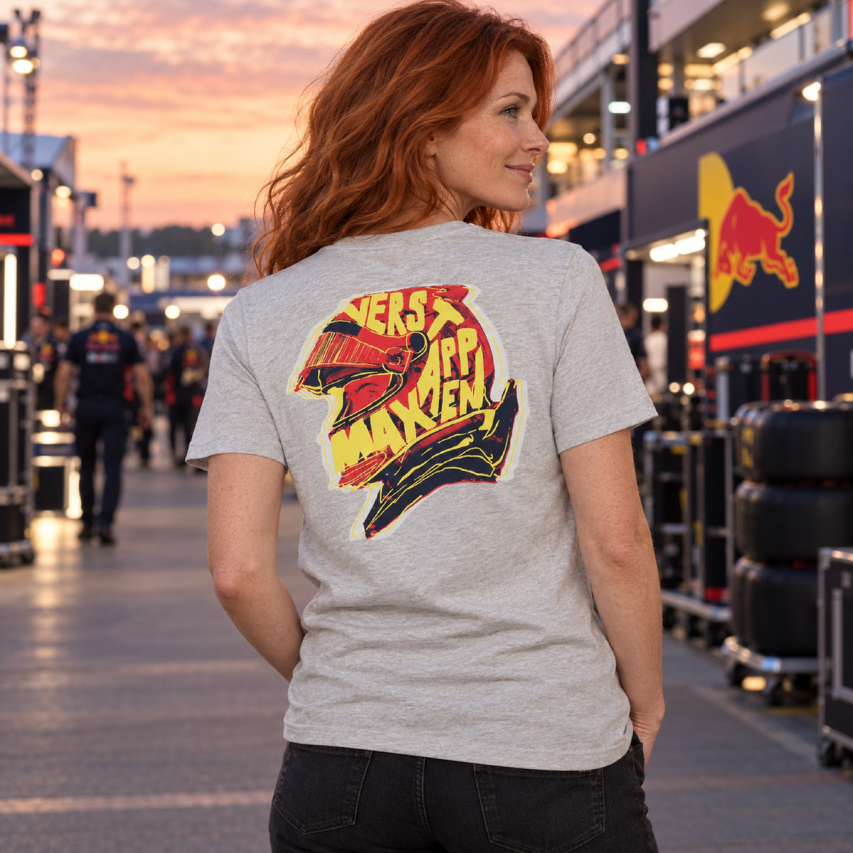 Max Verstappen Red Bull Racing F1 HELMET T-Shirt – Grau – Illustrationsfoto (KI)