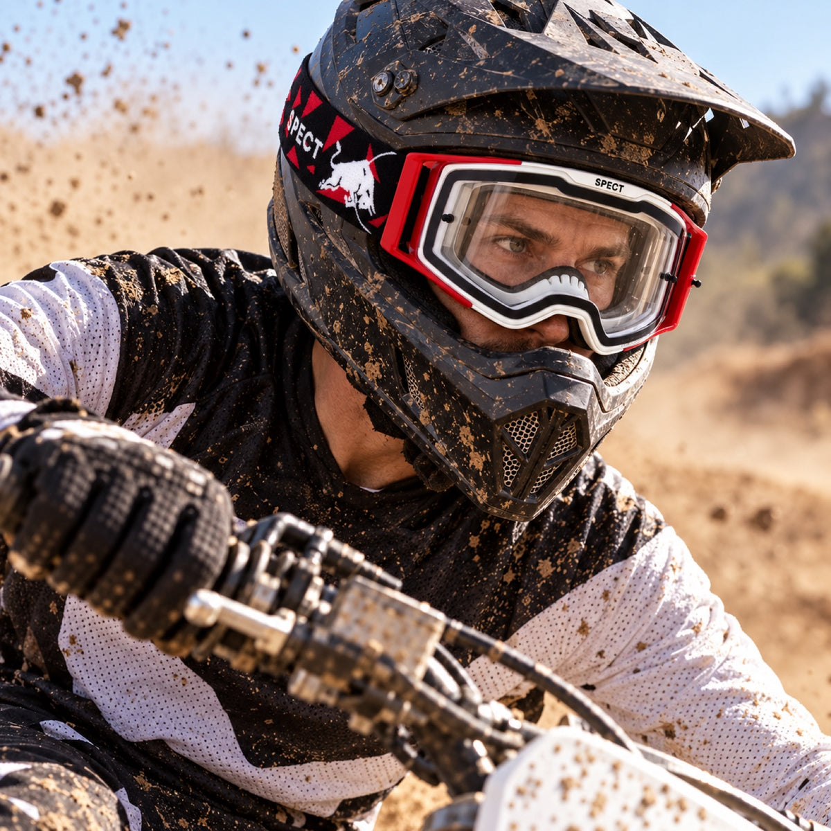 Red Bull Spect TORP Motocrossbrille – Weiß/Rot mit klarem Glas – Illustrationsfoto (KI)