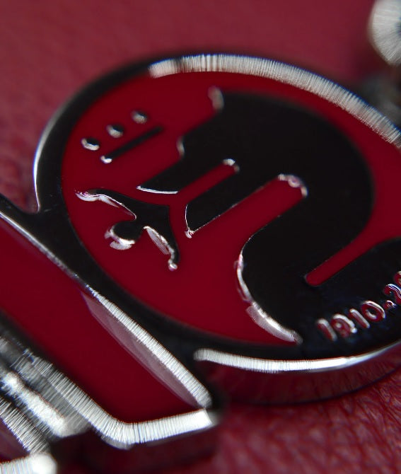 Alfa Romeo 110 Jahre Jubiläum Metallabzeichen rot