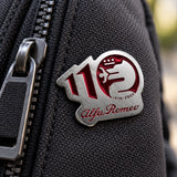 Alfa Romeo 110th Anniversary Metallabzeichen – Rot – Illustrationsfoto (KI)