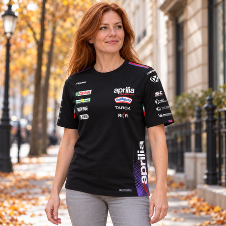Aprilia Racing MotoGP Team-T-Shirt mit Sponsorenlogos – Illustrationsfoto (KI)