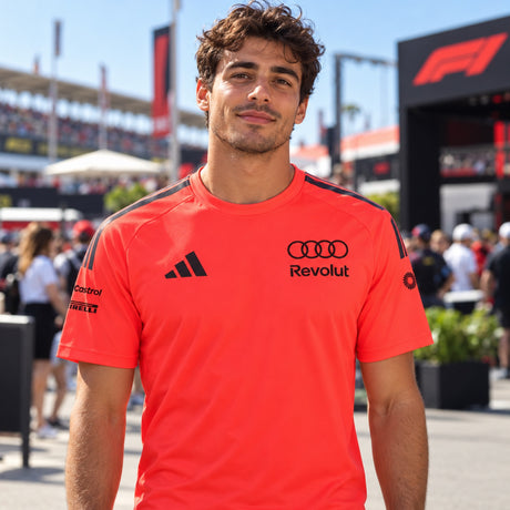 Audi Revolut F1 x Adidas Team-T-Shirt mit Sponsorenlogos – Rot – Illustrationsfoto (KI)