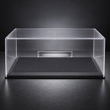 Transparente Kunststoff-Vitrine mit Sockel für 1:18 Modelle – Illustrationsfoto (KI)