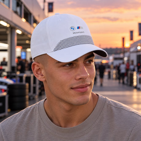 BMW Motorsport Cap mit Logo – Weiß – Illustrationsfoto (KI)