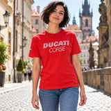 Ducati Corse T-Shirt mit Ducati-Schriftzug – Rot – Illustrationsfoto (KI)