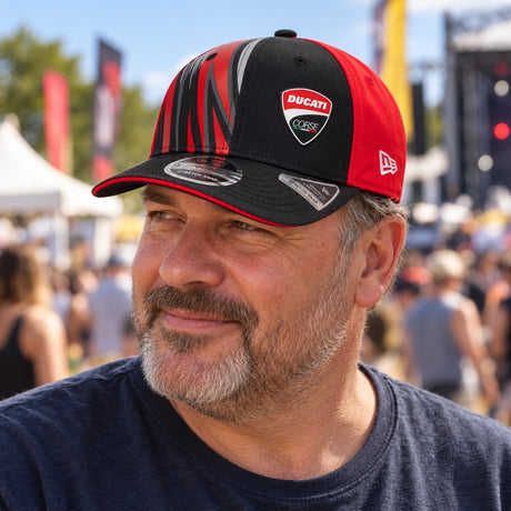 Ducati Corse 9SEVENTY Cap mit Logo – Illustrationsfoto (KI)