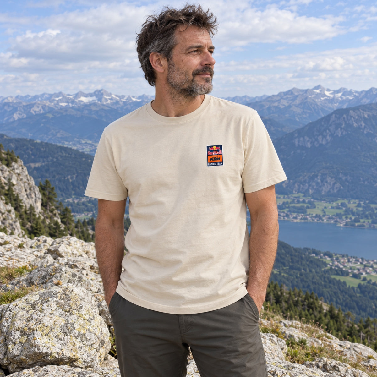KTM Red Bull Racing SUNSET Fan T-Shirt – Sand – ilustrační foto (AI)