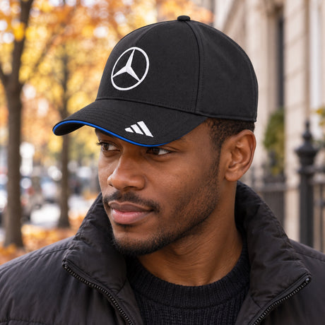 Kimi Antonelli Mercedes-AMG PETRONAS F1 x Adidas Cap – Schwarz, Team Edition – Illustrationsfoto (KI)