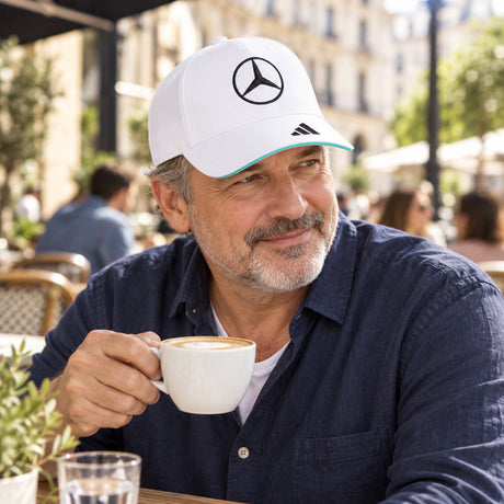 Mercedes-AMG PETRONAS F1 x Adidas Cap – Weiß, Team Edition – Illustrationsfoto (KI)