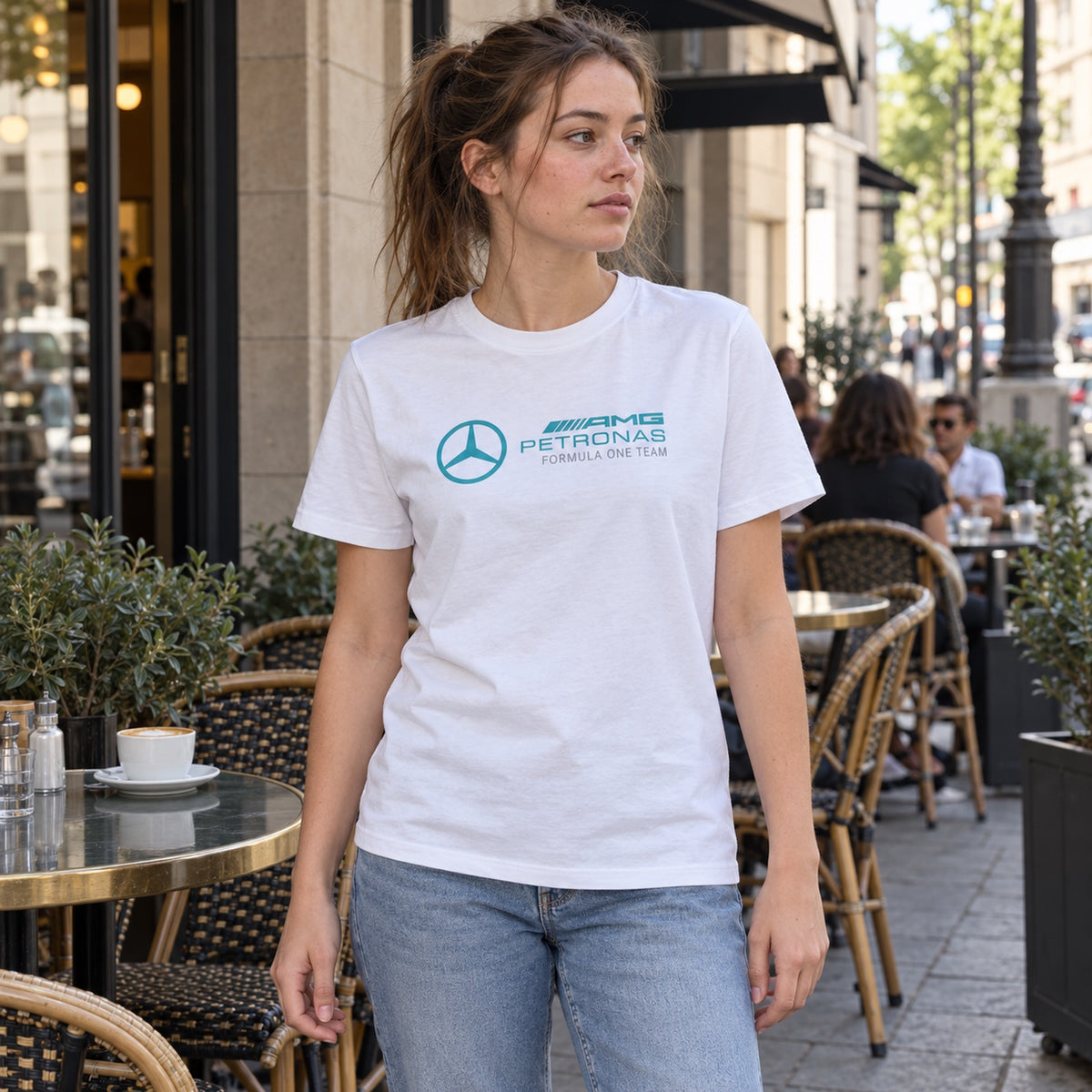 Mercedes-AMG PETRONAS F1 AMG Casual T-Shirt – White – ilustrační foto 2 (AI)