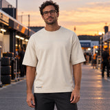 McLaren F1 New Era Speedmark Freizeit-T-Shirt – Sand – Illustrationsfoto (KI)