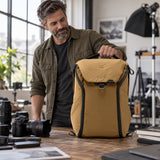 Peak Design Everyday Backpack 30L v2 – Coyote – Illustrationsfoto (KI)
