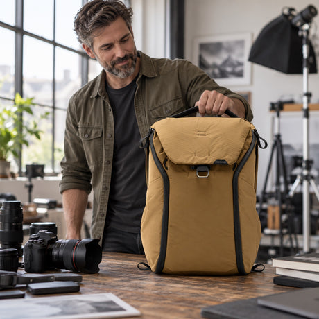 Peak Design Everyday Backpack 30L v2 – Coyote – illustrative photo (AI)