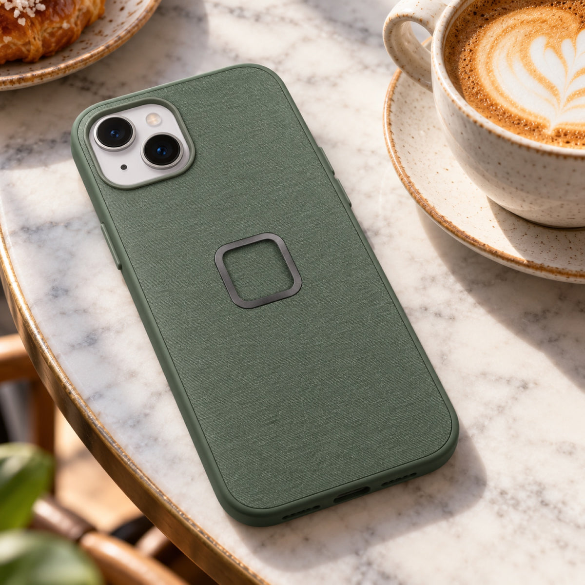 Peak Design Everyday Case iPhone 15 Plus – Sage – Illustrationsfoto (KI)