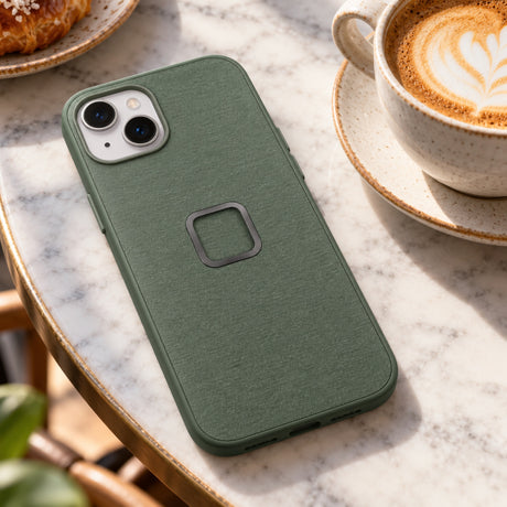 Peak Design Everyday Case iPhone 15 Plus – Sage – Illustrationsfoto (KI)