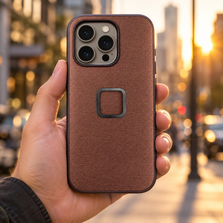 Peak Design Everyday Case iPhone 15 Pro Max v2 – Redwood – Illustrationsfoto (KI)