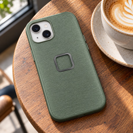 Peak Design Everyday Case iPhone 15 – Sage – Illustrationsfoto (KI)