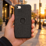 Peak Design Everyday Case iPhone SE – Charcoal – Illustrationsfoto (KI)