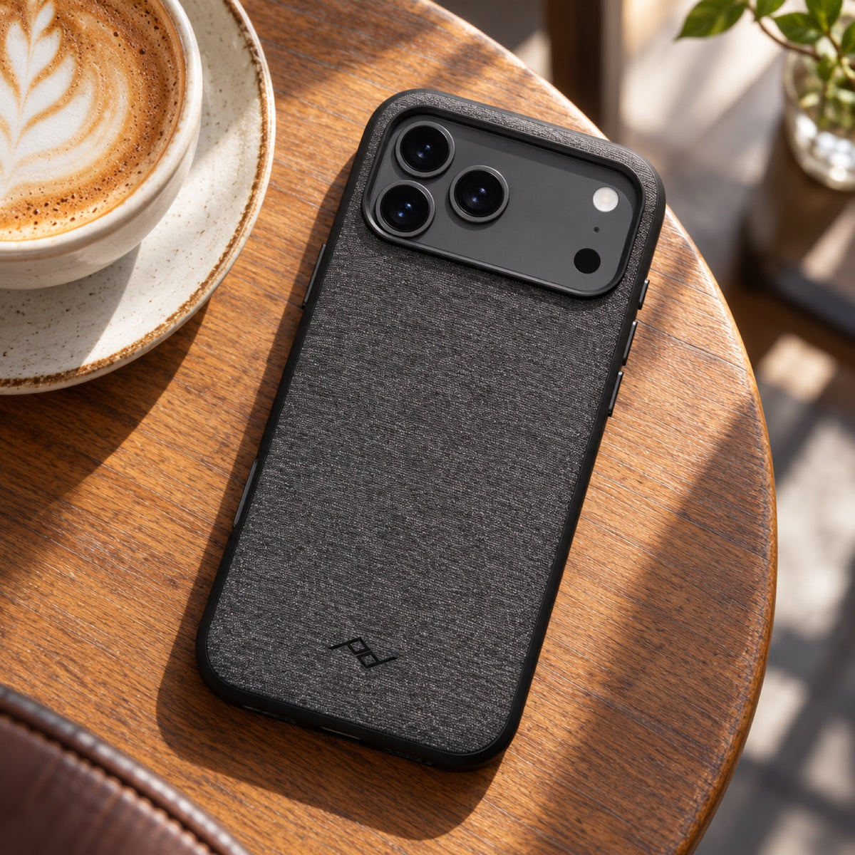 Peak Design Everyday Case Non-Slimlink iPhone 18 Pro Max – Charcoal – Illustrationsfoto (KI)