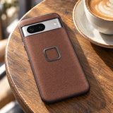 Peak Design Everyday Case Google Pixel 8 – Redwood – Illustrationsfoto (KI)