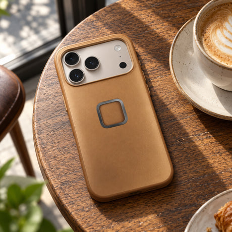 Peak Design Everyday Clarino Case – iPhone 17 Pro – Tan – Illustrationsfoto (KI)