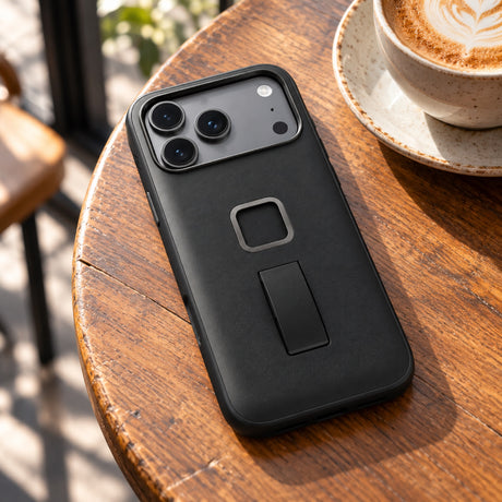 Peak Design Everyday Clarino Loop Case iPhone 17 Pro Max – Schwarz – Illustrationsfoto (KI)