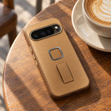 Peak Design Everyday Clarino Loop Case – Pixel 10 Standard und Pro – Tan – Illustrationsfoto (KI)