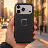 Peak Design Everyday Fabric Case – iPhone 17 Pro – Charcoal – Illustrationsfoto (KI)