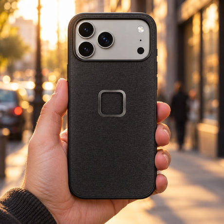 Peak Design Everyday Fabric Case – iPhone 17 Pro Max – Charcoal – Illustrationsfoto (KI)