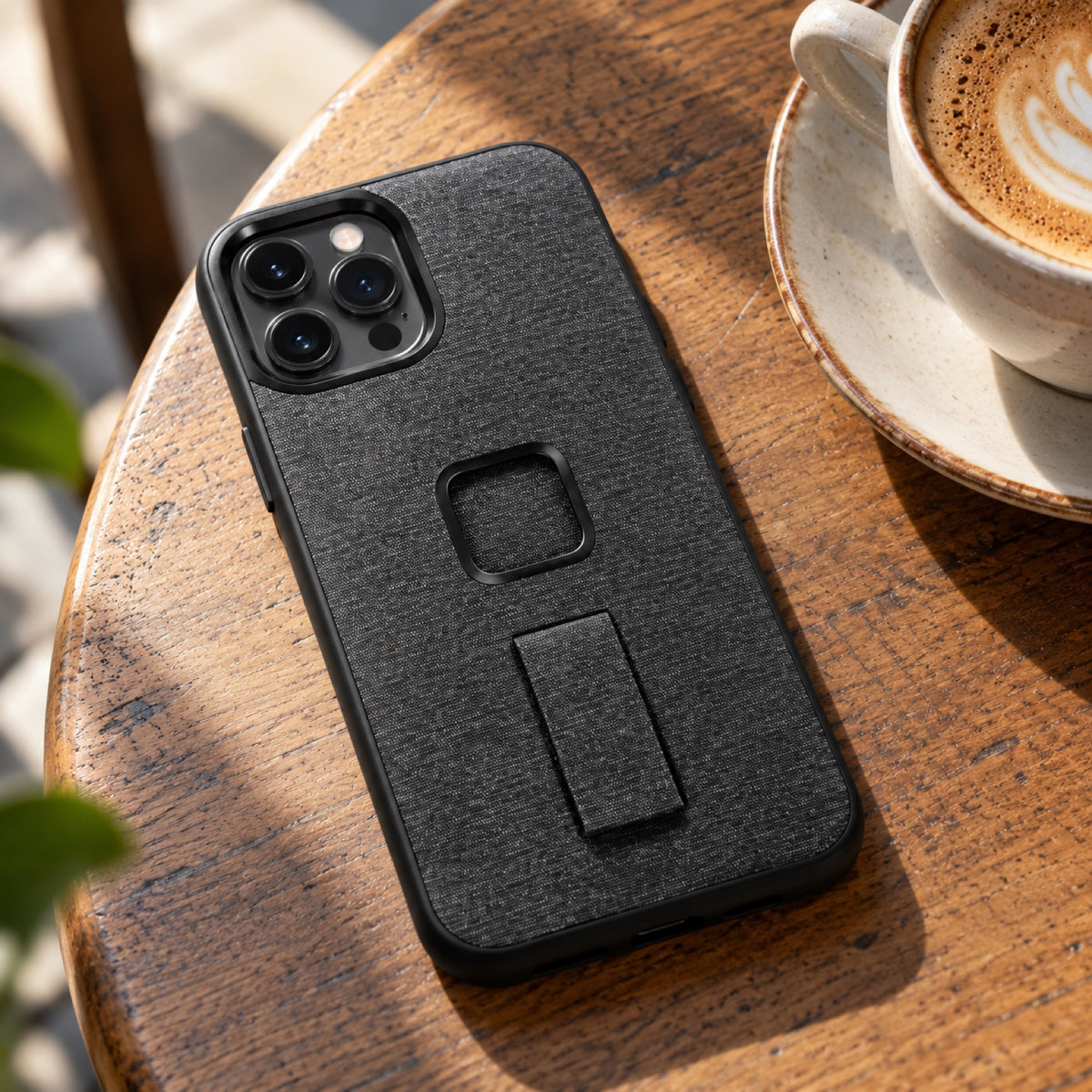 Peak Design Everyday Loop Case iPhone 12 Pro Max – Charcoal – Illustrationsfoto (KI)