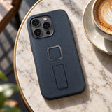 Peak Design Everyday Loop Case iPhone 15 Pro v2 – Midnight – Illustrationsfoto (KI)