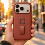 Peak Design Everyday Loop Case Slimlink iPhone 18 Pro Max – Redwood Clarino – Illustrationsfoto (KI)