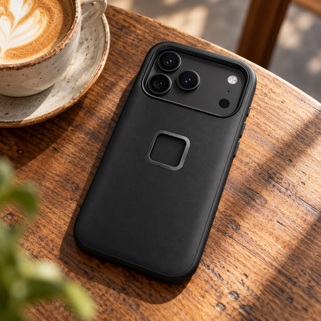 Peak Design GNAR Case – iPhone 17 Pro – Schwarz – Illustrationsfoto (KI)