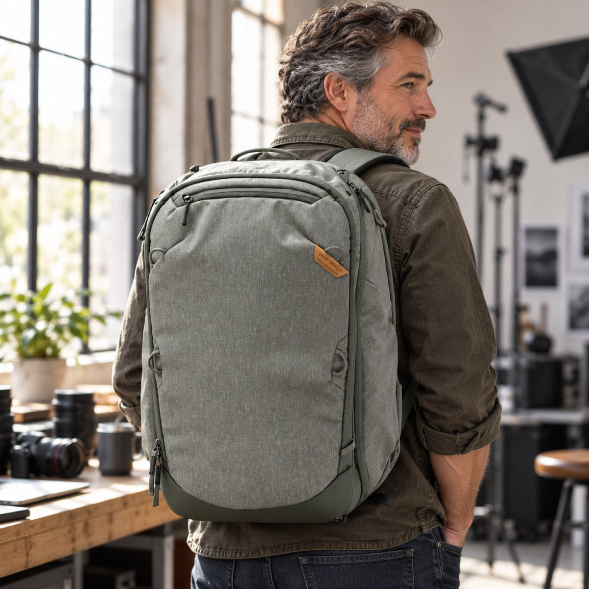 Peak Design Travel Backpack 45L v2 – Sage – Illustrationsfoto (KI)