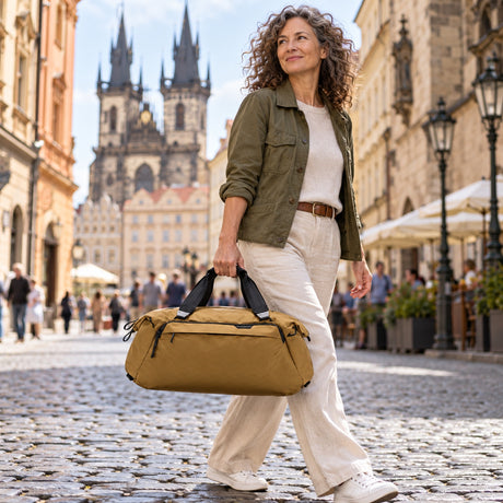 Peak Design Travel Duffel 35L – Coyote – illustrative photo (AI)