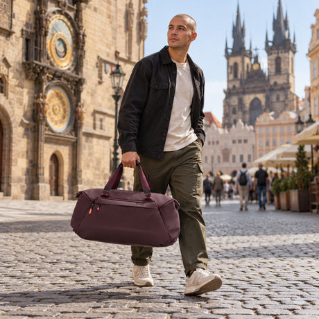 Peak Design Travel Duffel 65L – Eclipse – Illustrationsfoto (KI)